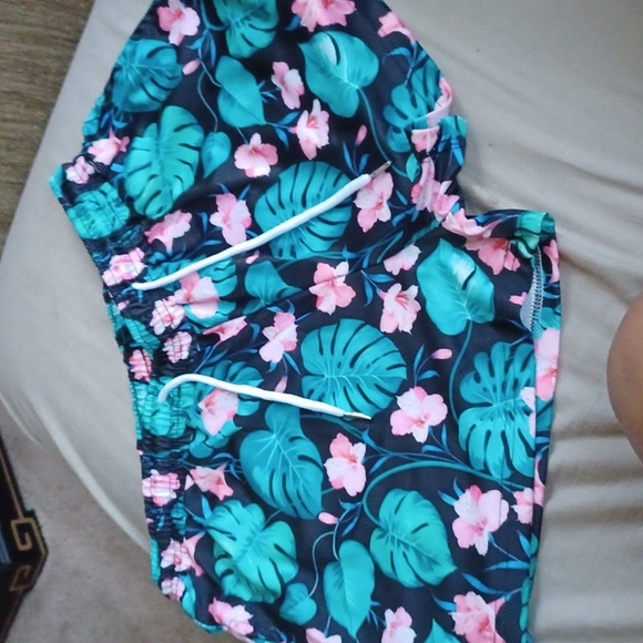 Green and pink Hawaiian shorts - Picture 2 of 3